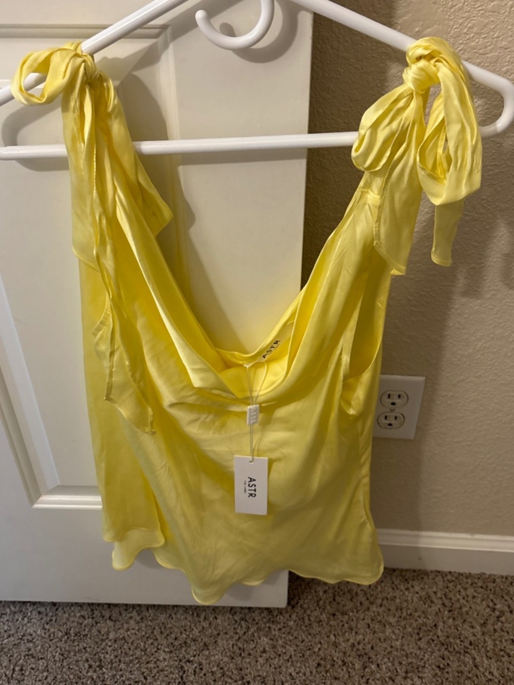 Astr the label, yellow sleeveless blouse, New with the tags size large